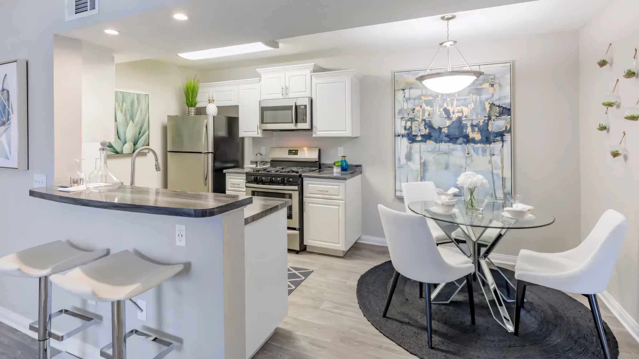 kitchen dining area with counter at Millennium East